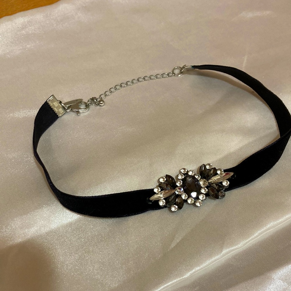 Choker necklace